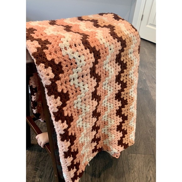 Vintage HANDMADE CROCHETED AFGAN‎ 70" X 55" CHEVRON PATTERN Peach Pink Brown - Picture 9 of 9